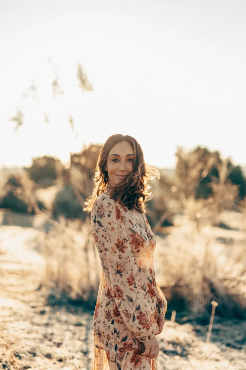 Ana Albiol en un campo dorado al atardecer