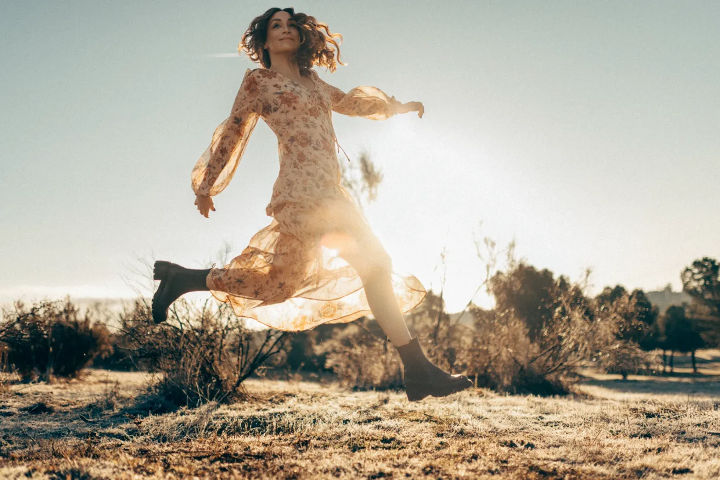 Ana Albiol saltando libre al atardecer en un campo