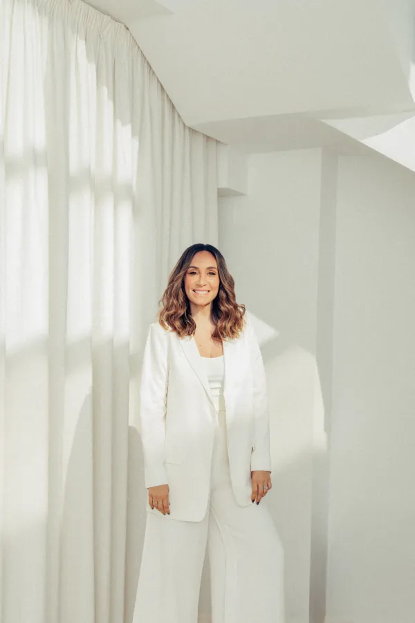 Ana Albiol con traje blanco profesional