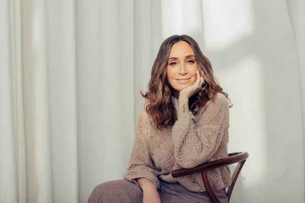 Ana Albiol sentada en una silla, reflexiva y cercana