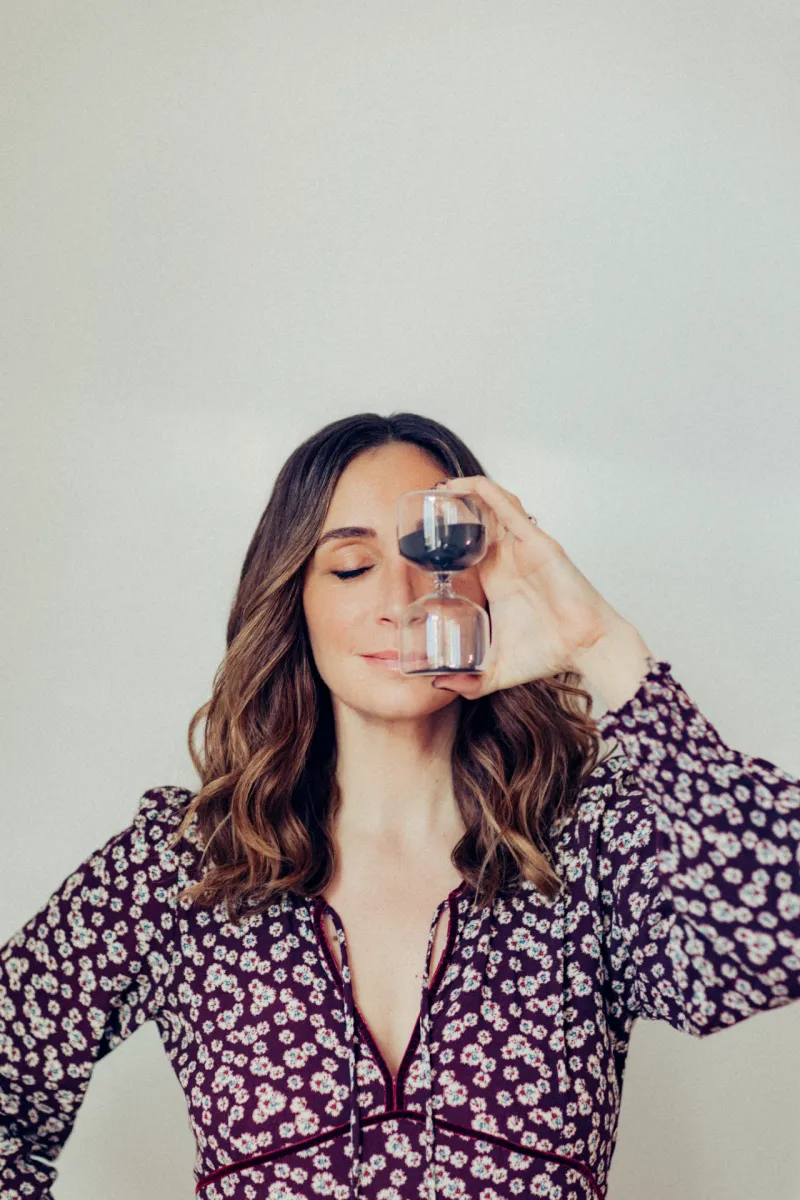 Ana Albiol sosteniendo un reloj de arena, símbolo del tiempo